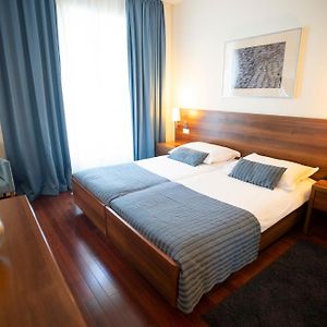 Zimmer mit Kingsize-Bett